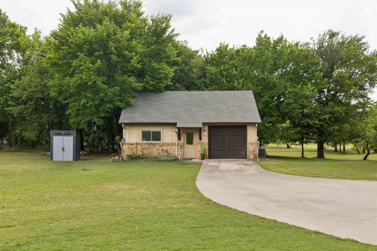 Hill Country Farmhouse Equestrian Estate 6.5 acres - photo 4