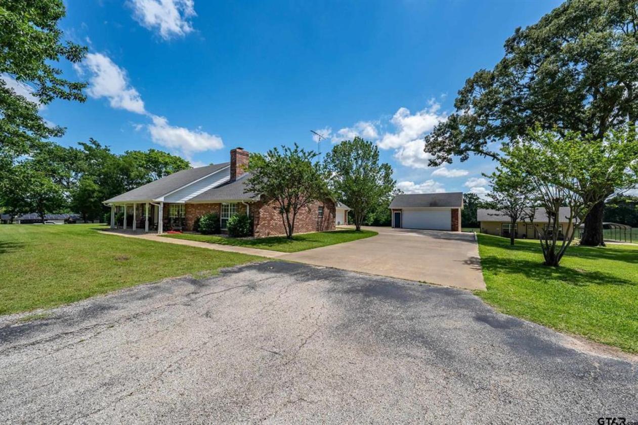 Peaceful country living on 9.6 acres - photo 1