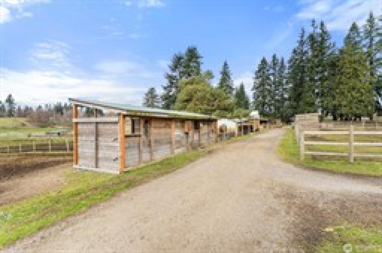 ESTABLISHED 10- ACRE EQUESTRIAN BOARDING OPERATION - photo 11