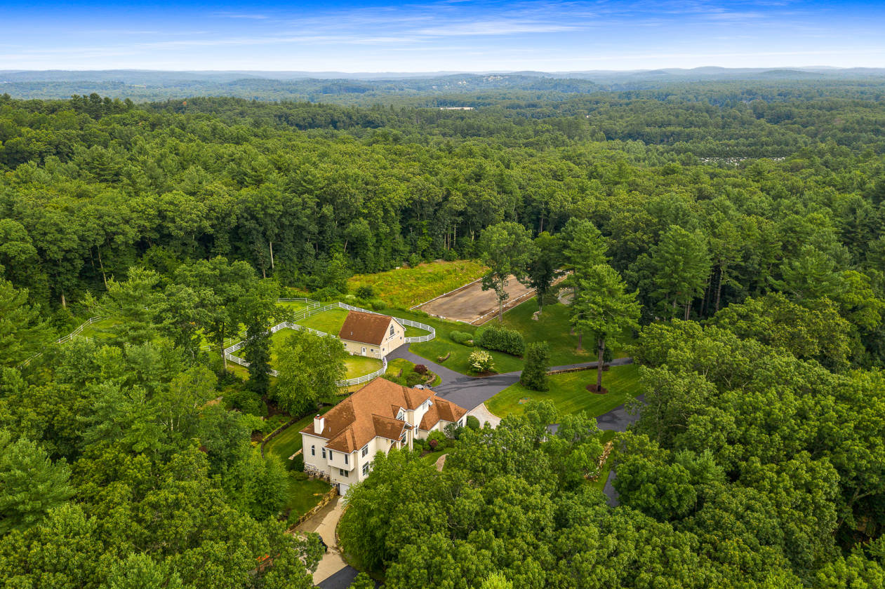 Equestrian Estate for sale 10 acres4 stall barn and mint colonial