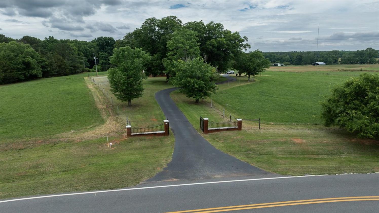 Classic Country Living on 11.5 acres - photo 7