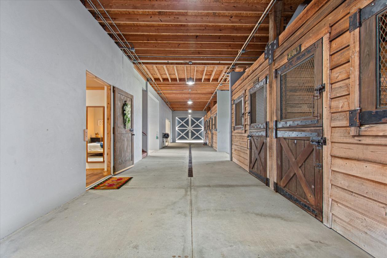 Zoelyon | Equestrian Estate with 5 Stall Barn - photo 5