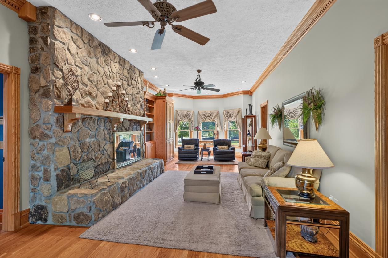 Luxury Estate with 48 acres - photo 17