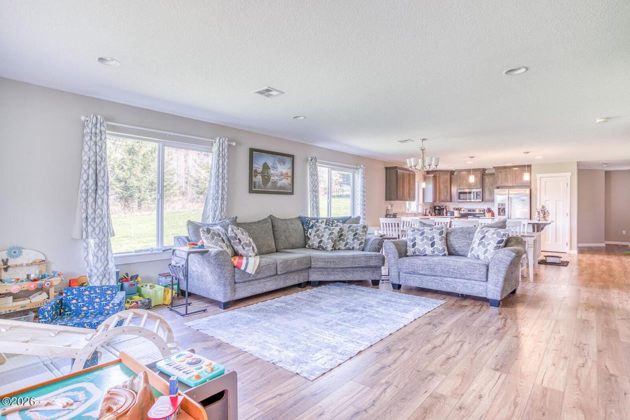 One-Owner HiLine Home Set on 2.92 Acres - photo 6