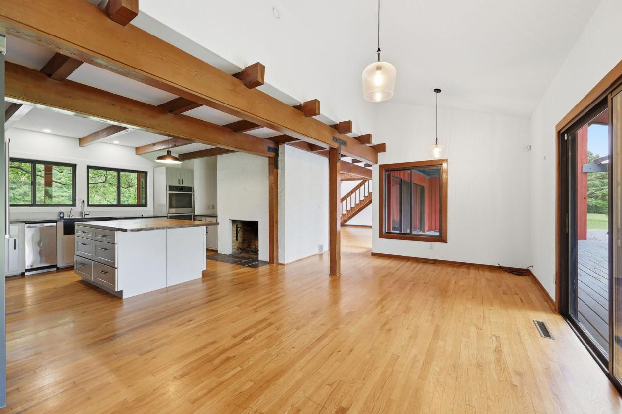 Grand Modern Farmhouse & Barn on almost 30 acres - photo 17