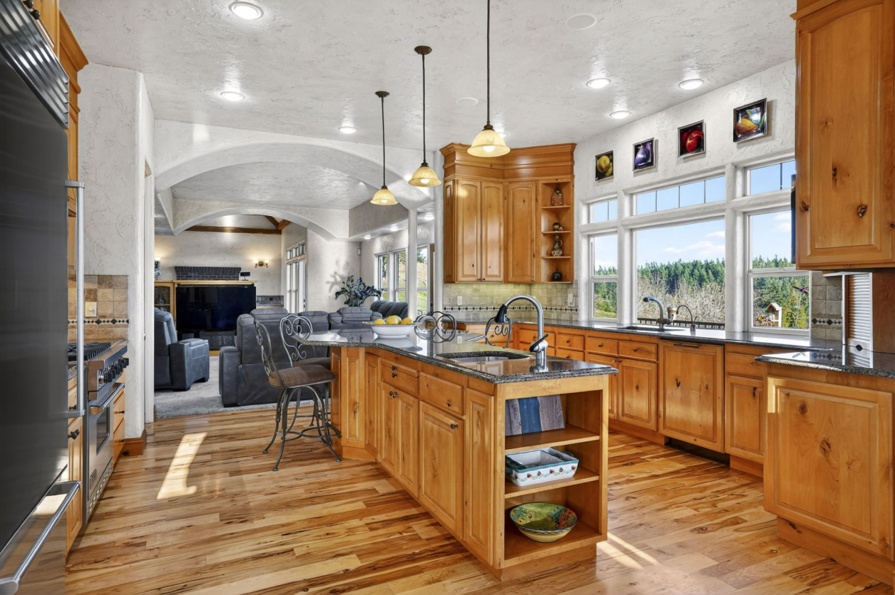 Custom Home on 10+Acres, Indoor Arena, 6 stalls - photo 6