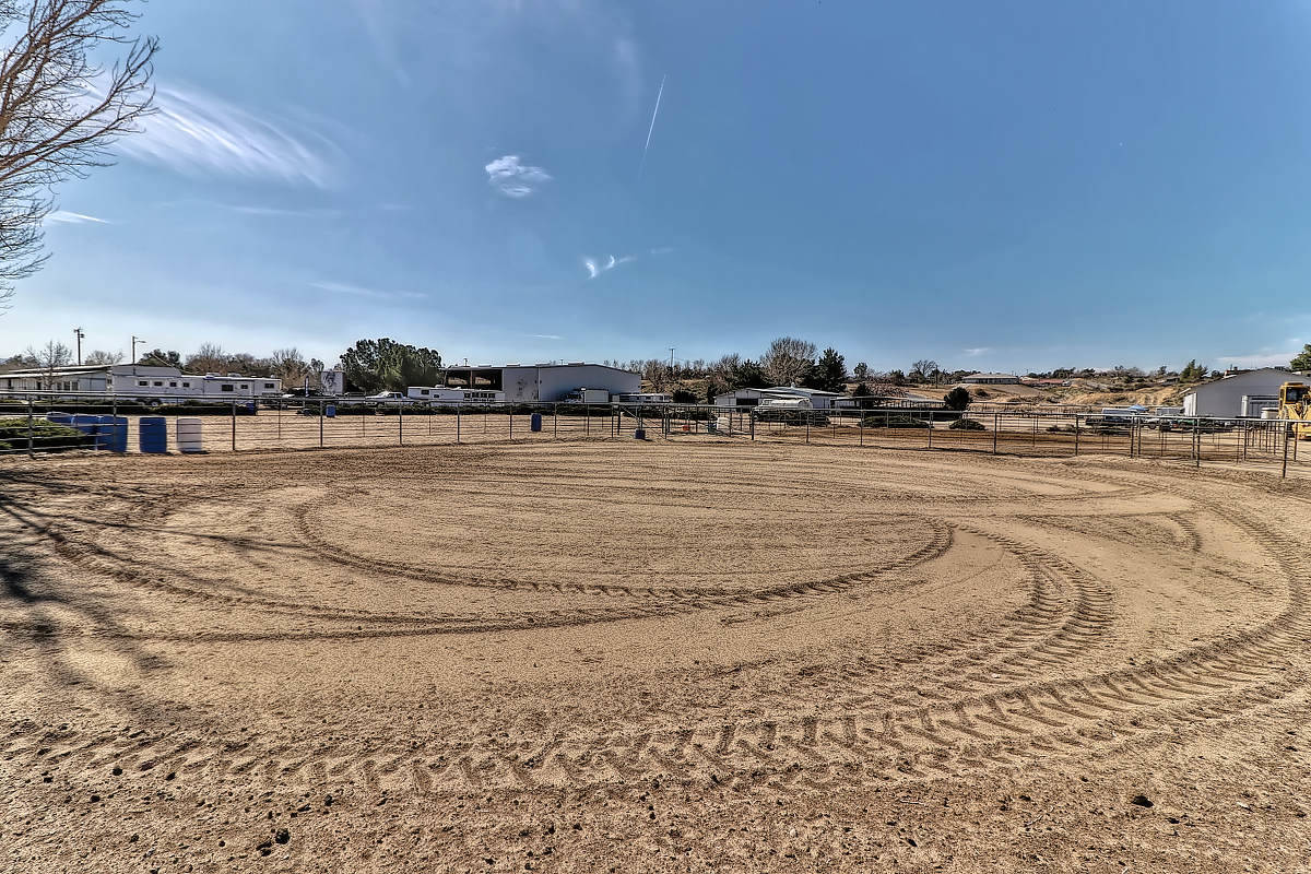Equestrian Estate with 4 Barns, 3 sided covered arena &... Hesperia, San Bernardino County
