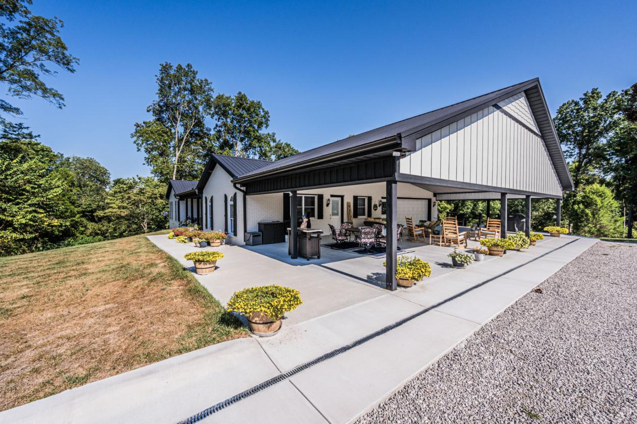 A Home Place Where Quiet Life Meets Horse Country - photo 3