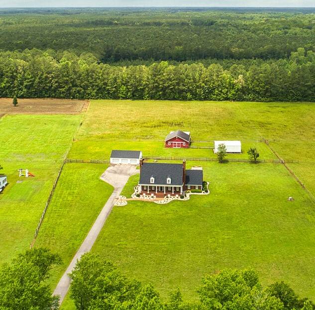 Beautiful Equestrian Property with Stables/Horse Farm for Sale in