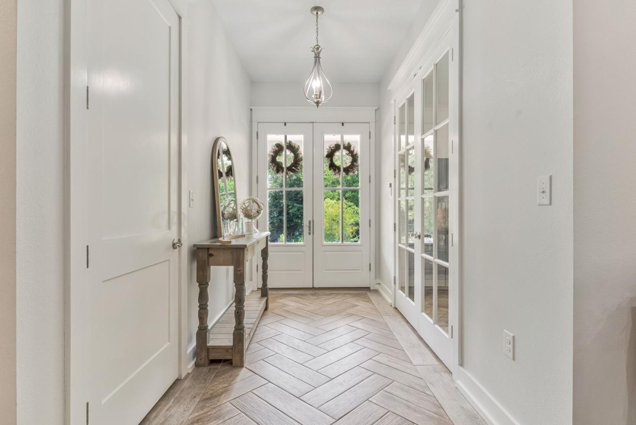 Fully Fenced 6-Acre Farmhouse!!! - photo 6