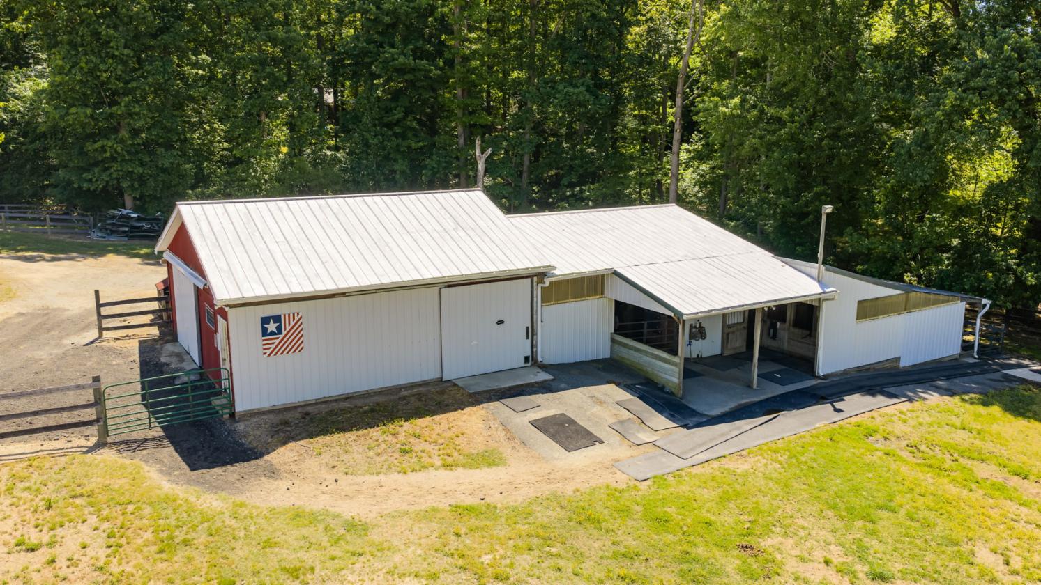 EKG Stables: 36-Acre Turnkey Equestrian Paradise - photo 8