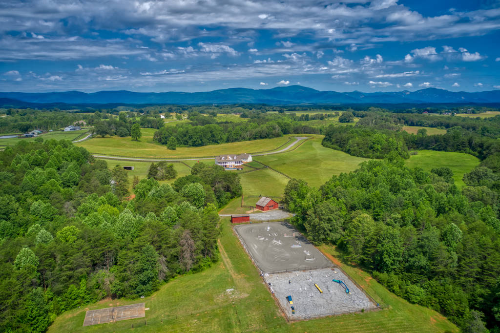 Fantastic equestrian property with stunning views, minutes from TIEC