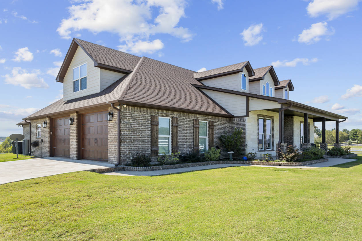 Custom built home in Stallion Lake Ranch with 5 acres... Lindale