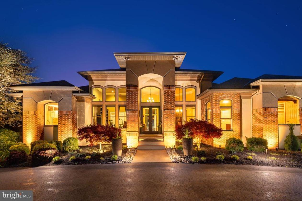 Luxury Equestrian Estate with 4-Stall Barn & Arena - photo 3