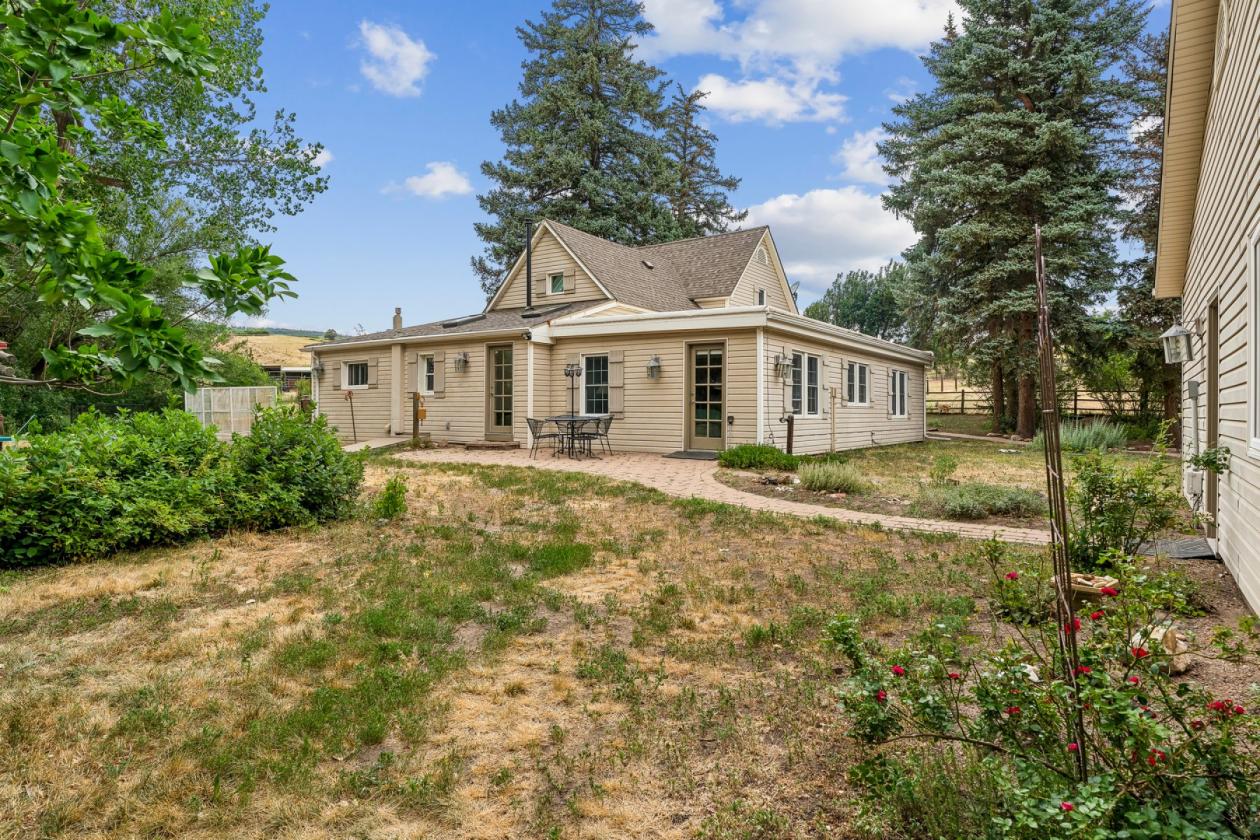 Remarkable horse property with beautiful pasture - photo 23