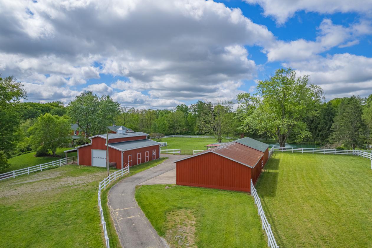 Luxury Equestrian Horse Ranch w/ 6-stall barn! - photo 2