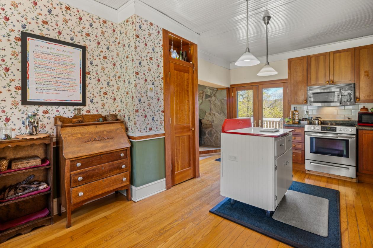 Charming 1914 farmhouse on a private horse farm - photo 5