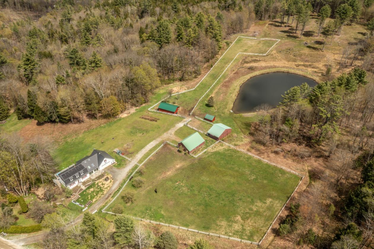 Charming 1914 farmhouse on a private horse farm - photo 3