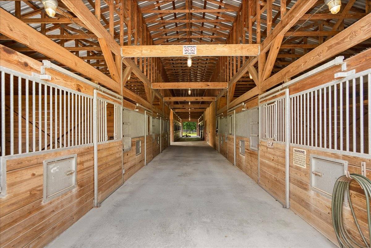 Large Stable with newly built barndominium - photo 7