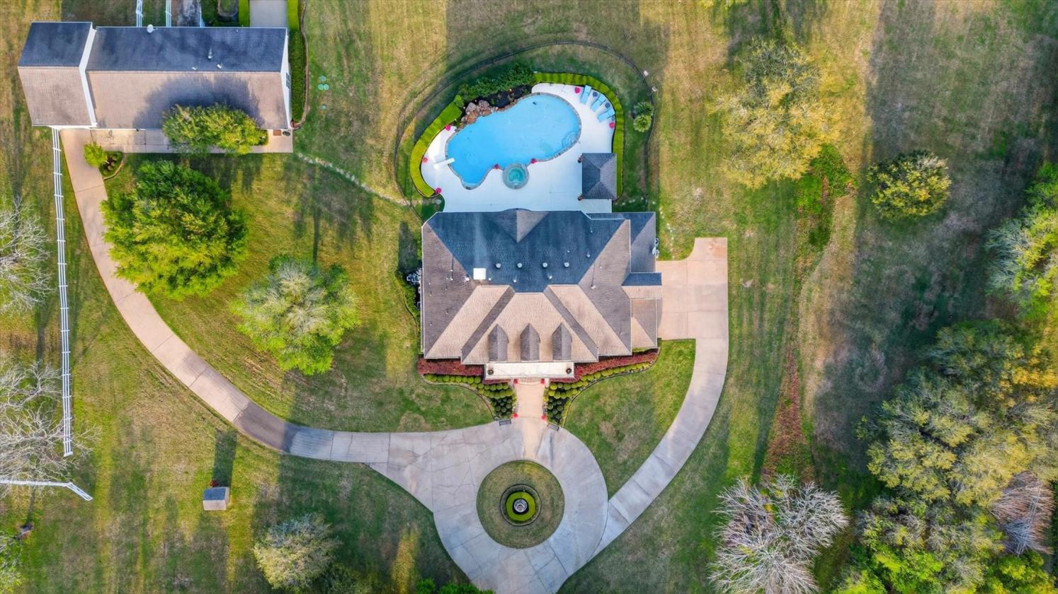 7 Acres • Barn • Pool • Guest House - photo 3