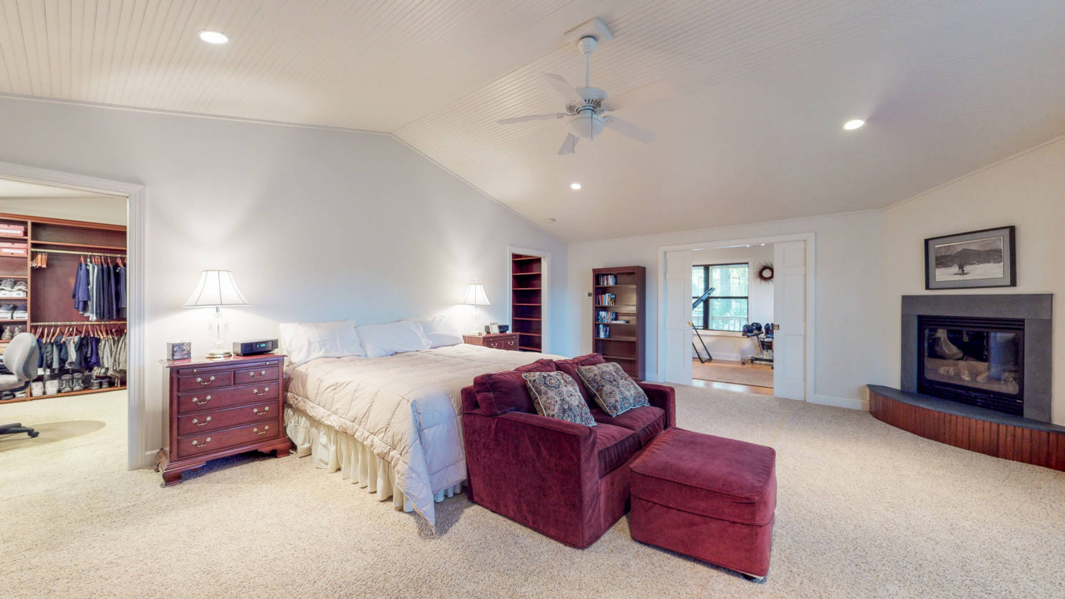 Equestrian estate with indoor arena, detached office & more