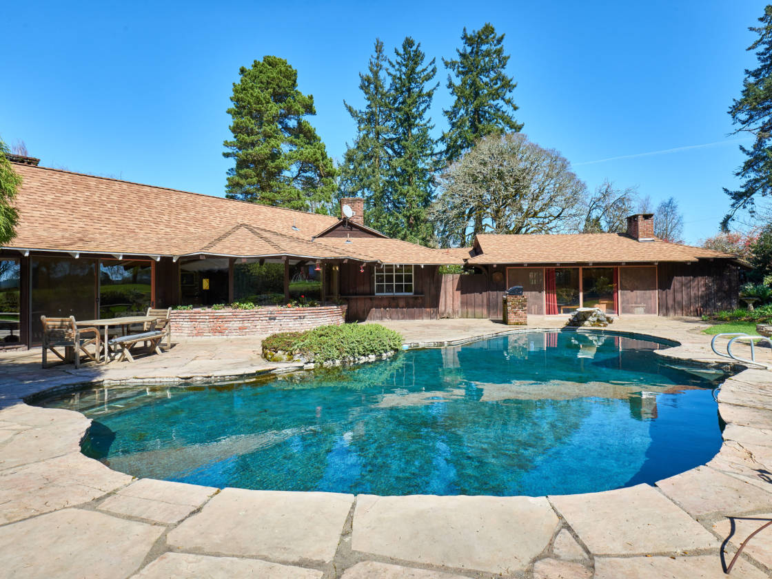 10.95 ACRE ONE OF A KIND SINGLE LEVEL HOME Salem, Marion County