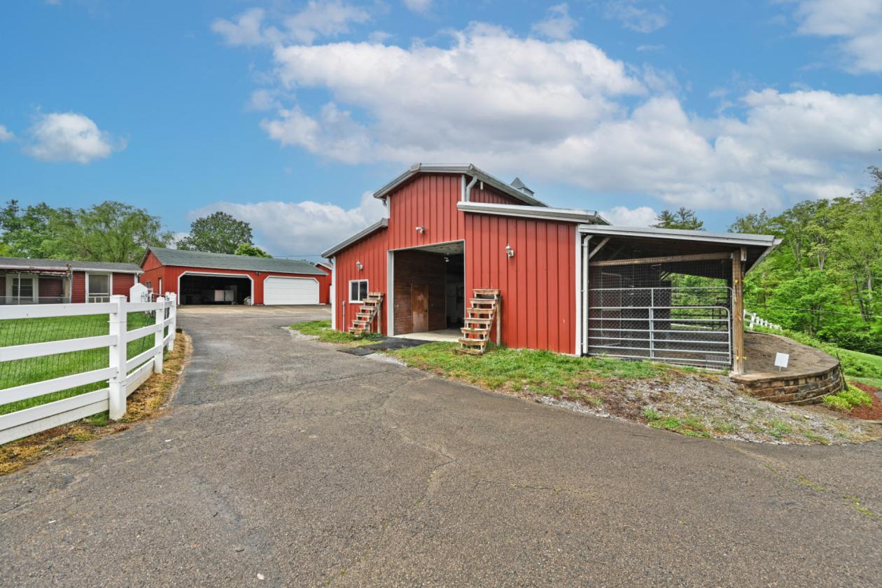 Luxury Equestrian Horse Ranch w/ 6-stall barn! - photo 8