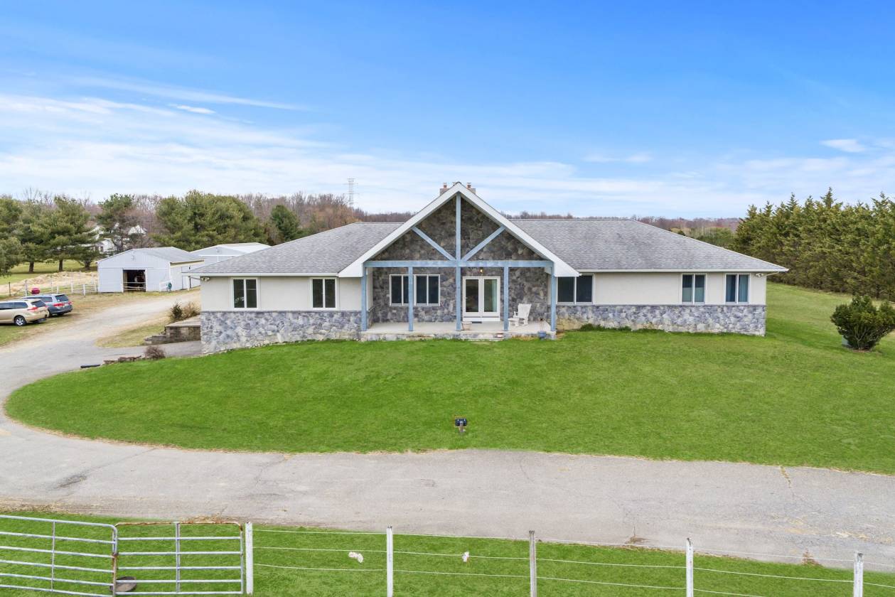 Custom Contemporary Ranch Home & Horse Farm on 8.45 Acres Medford