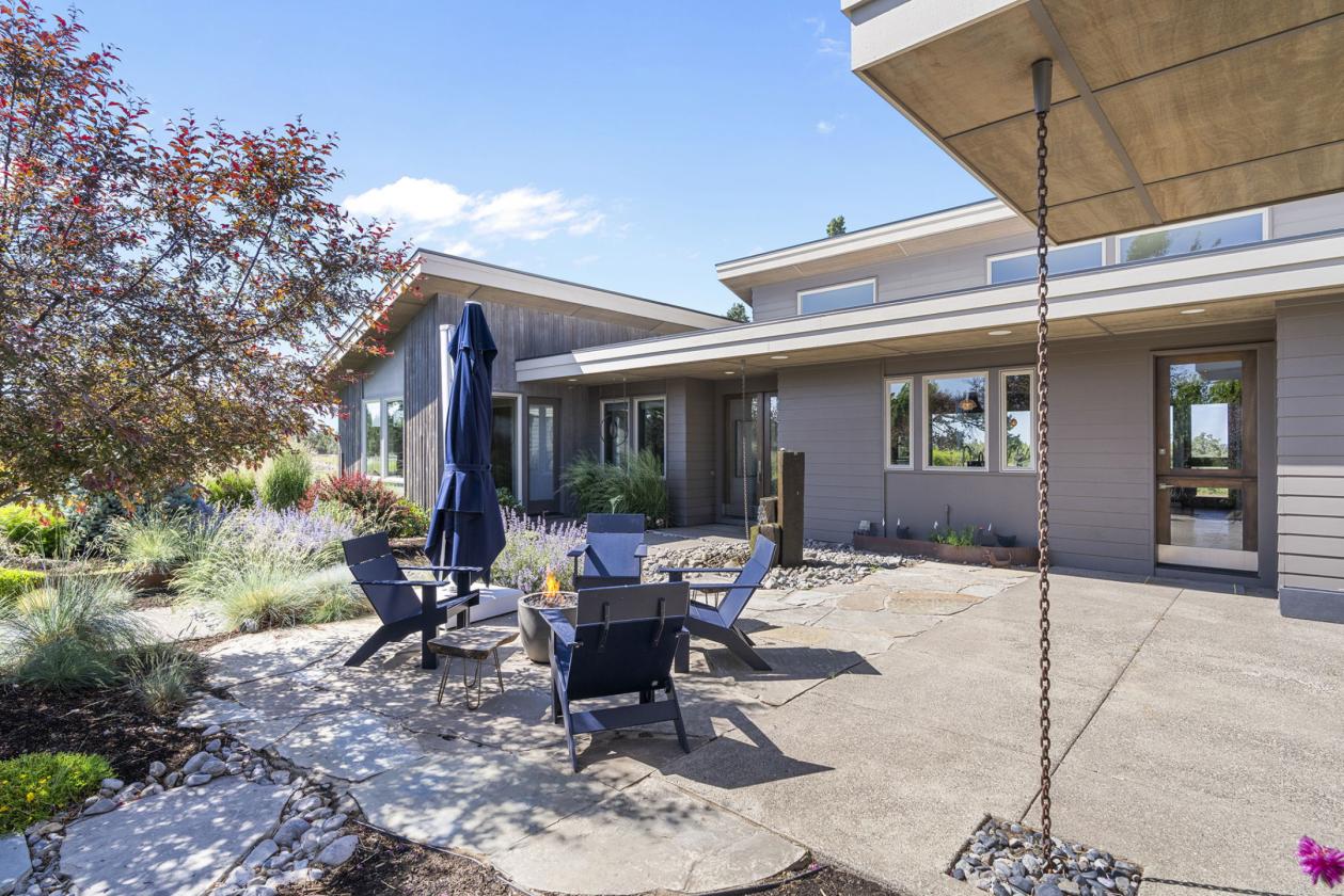 Contemporary NE Bend Horse Property - photo 4