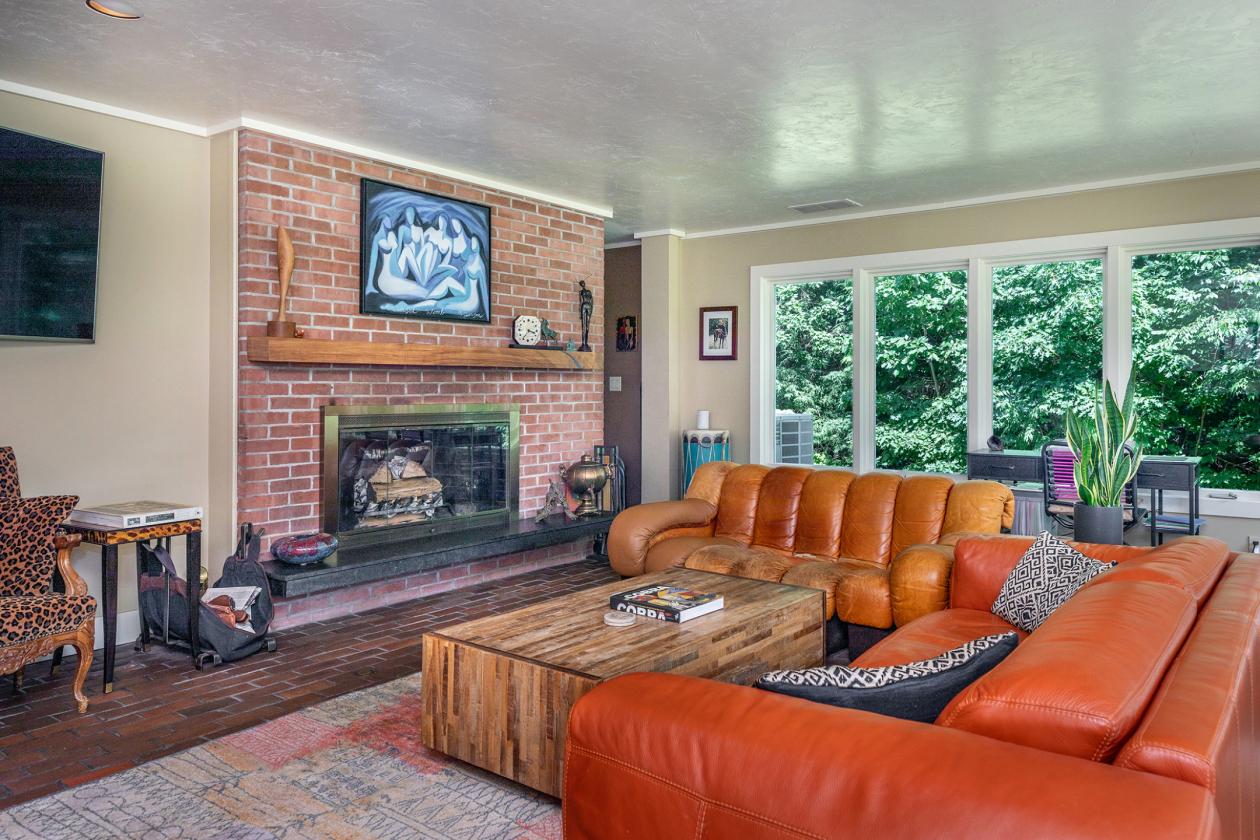 Secluded contemporary with new horse facilities - photo 11