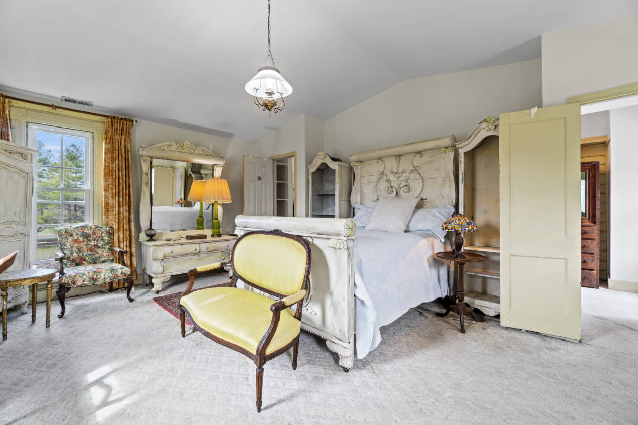 Pre-revoutionary home on a 10-acre horse farm! - photo 10