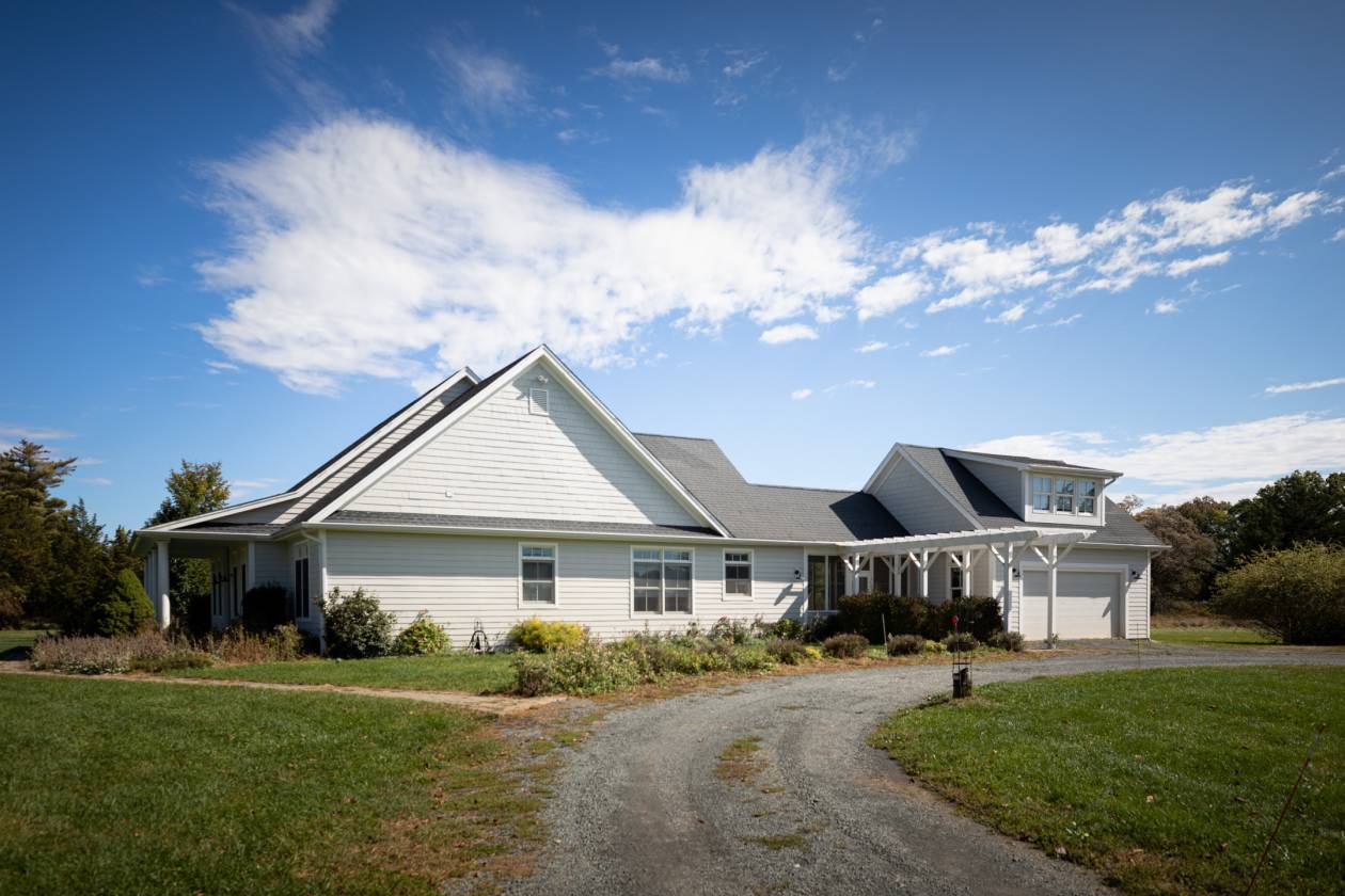 STONE RIDGE ESTATE WITH POOL, 27.1 ACRES & EQUESTRIAN FACILITIES