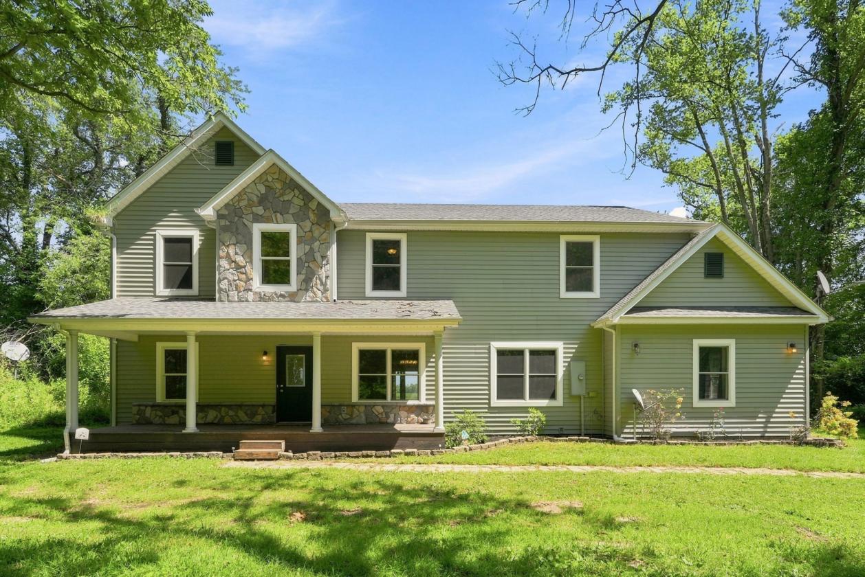 21.49 acres w/ move-in ready home & horse barn - photo 1
