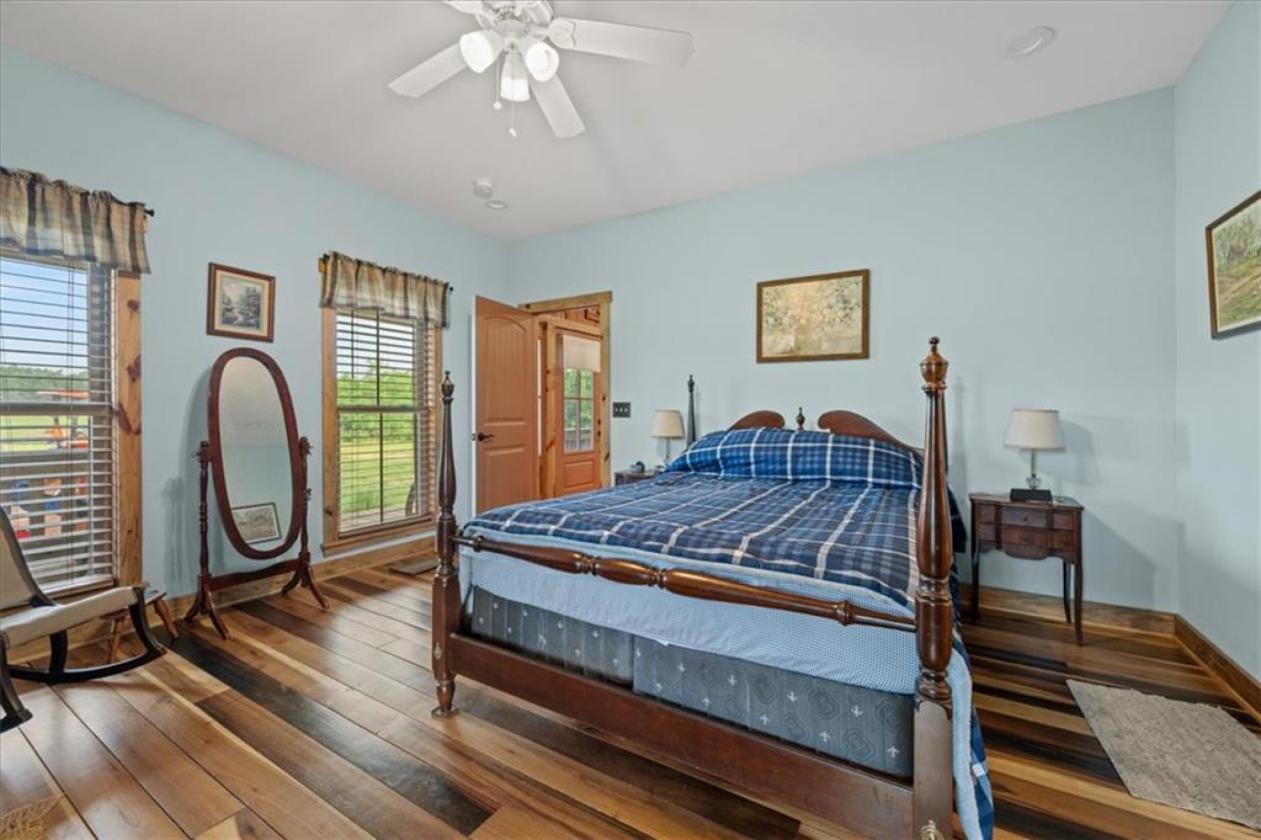 Farmhouse with Southern Hospitality & Open Pastures - photo 16