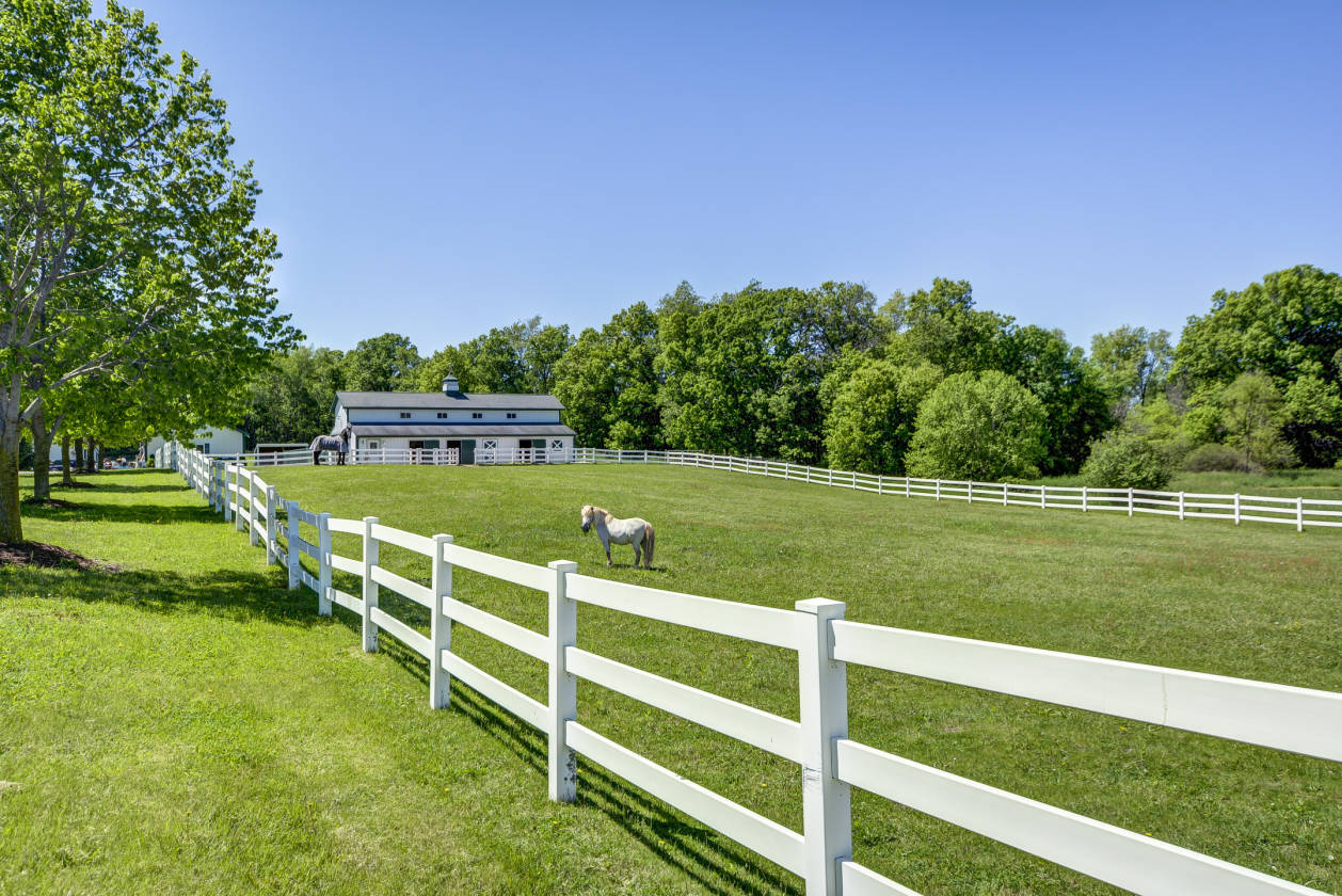 Luxury Equestrian Estate situated on 20 acres! Fenton, Oakland County, Michigan