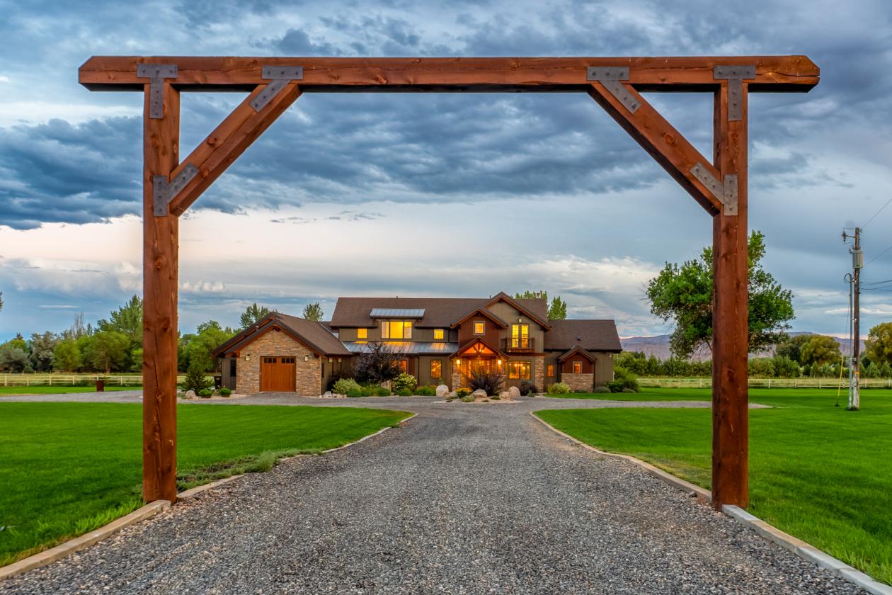 A Grand Wyoming Equestrian Estate Near Yellowstone - photo 1