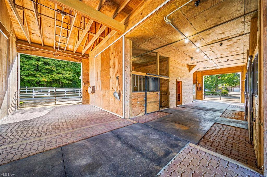EQUESTRIAN COUNTRY ESTATE WITH CUSTOM HOME & BARN ON BEAUTIFUL PARK-LIKE SETTING - photo 14