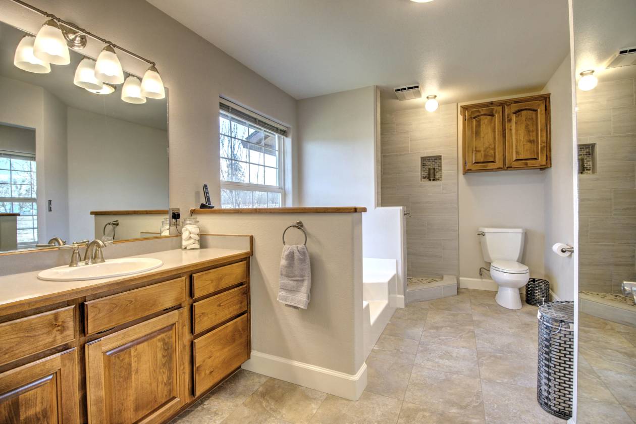 Southern Oregon Equestrian Estate Medford, Jackson County, Oregon