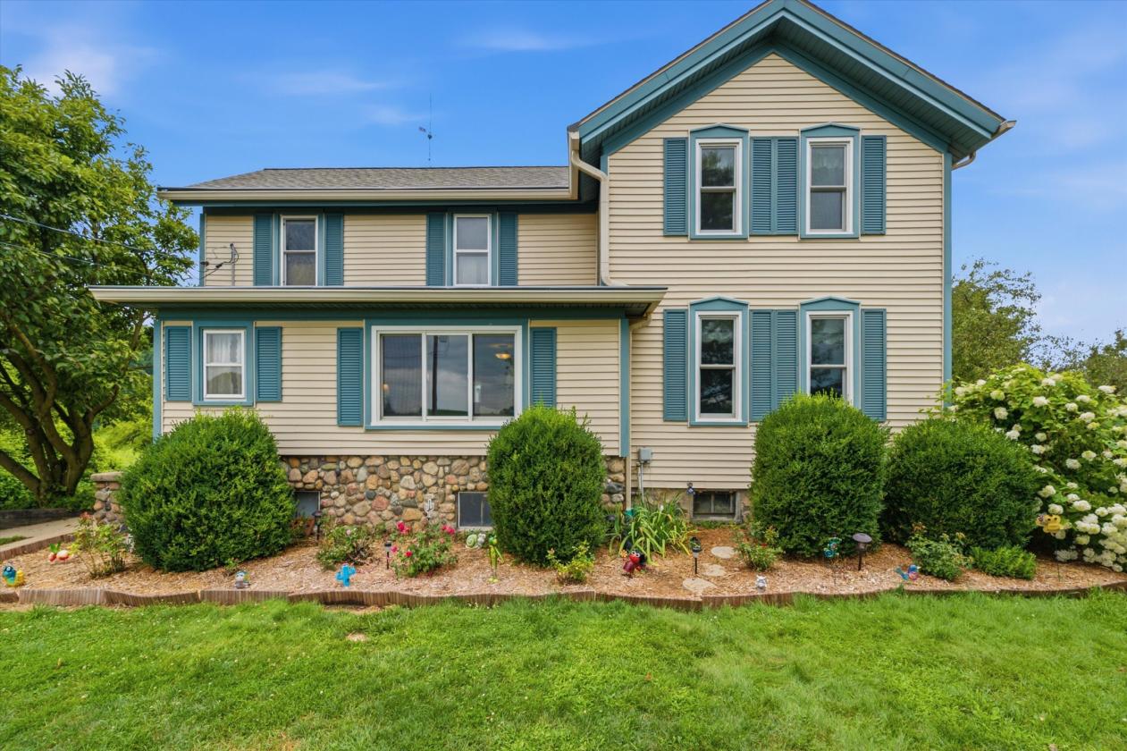 Beautiful farm w/ indoor 14 miles from Ann Arbor! - photo 2