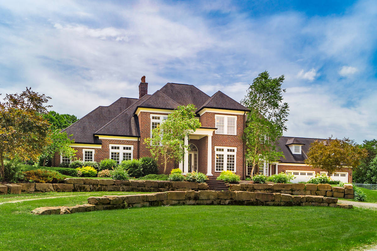 Stay safe! Stately Private Country Estate Nestled in the Hocking