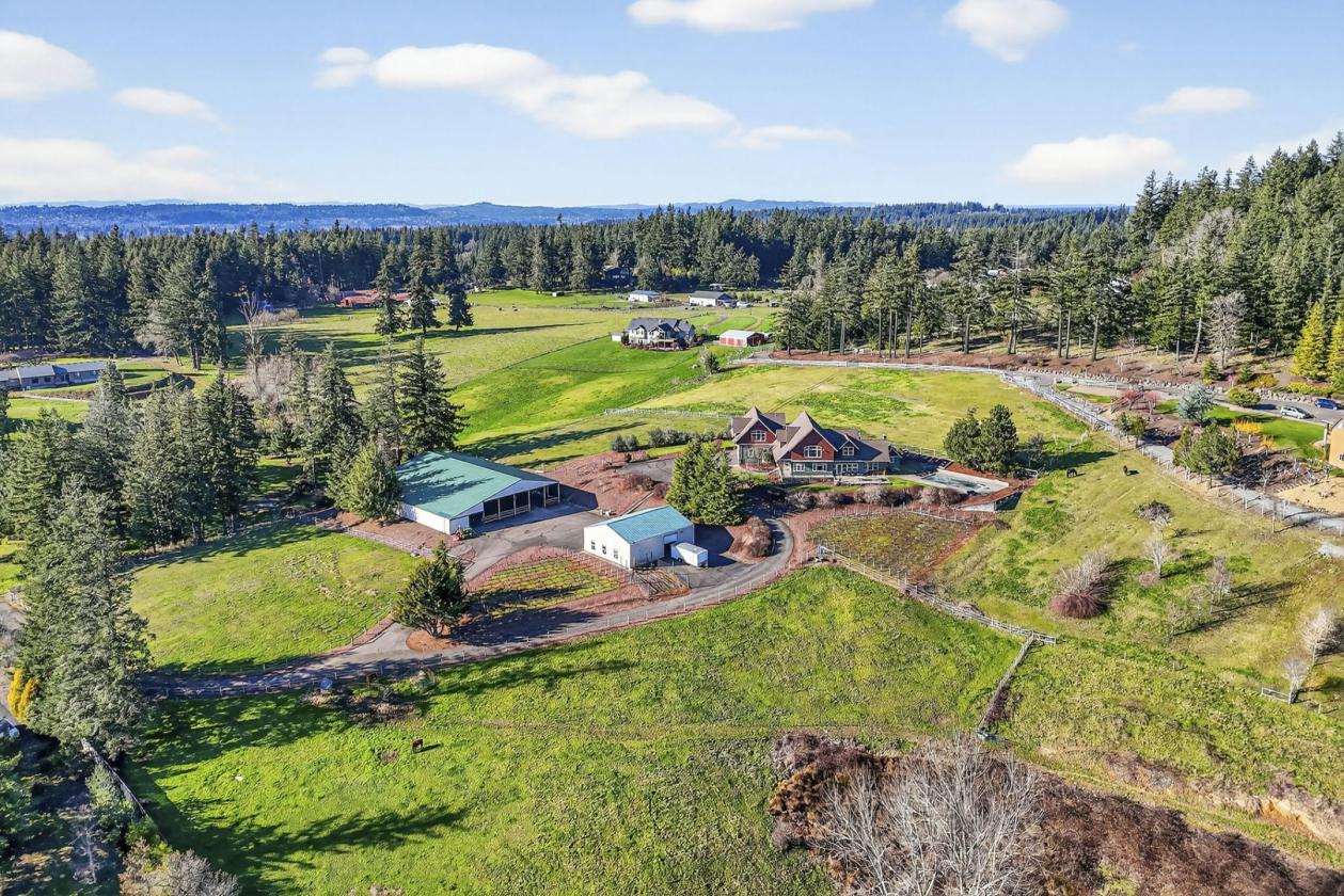 Custom Home on 10+Acres, Indoor Arena, 6 stalls - photo 29