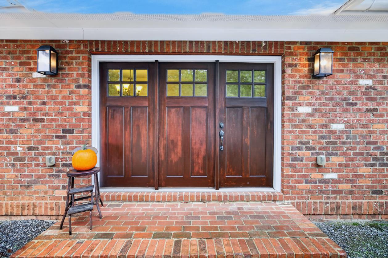 LOOKING for a 36 Equestrian Estate w/ guest house? - photo 11