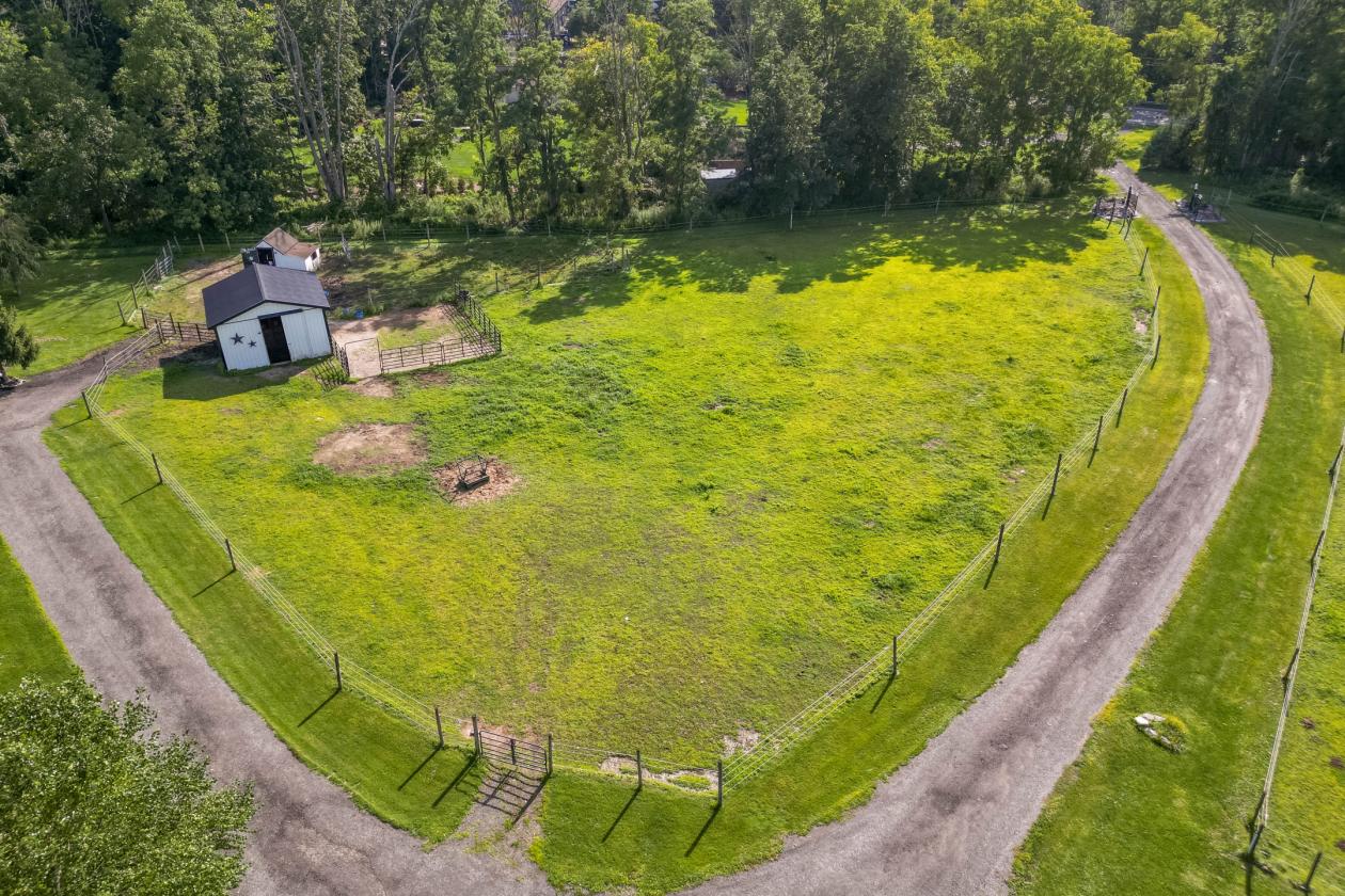 Equestrian Haven: Pool, Barns, Paddocks & More - photo 4