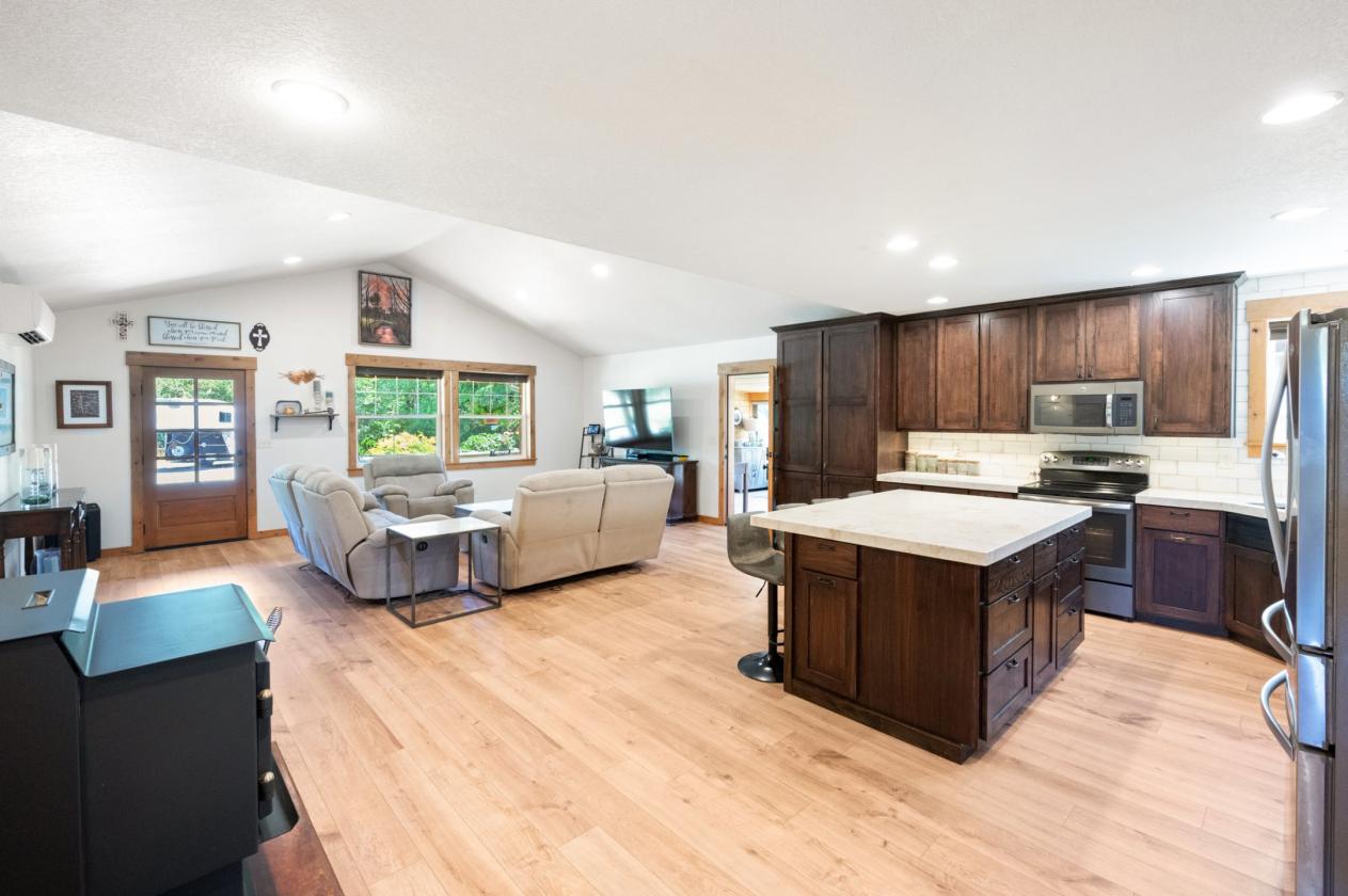 Boutique Equestrian Estate — Turnkey Move-In Ready - photo 3