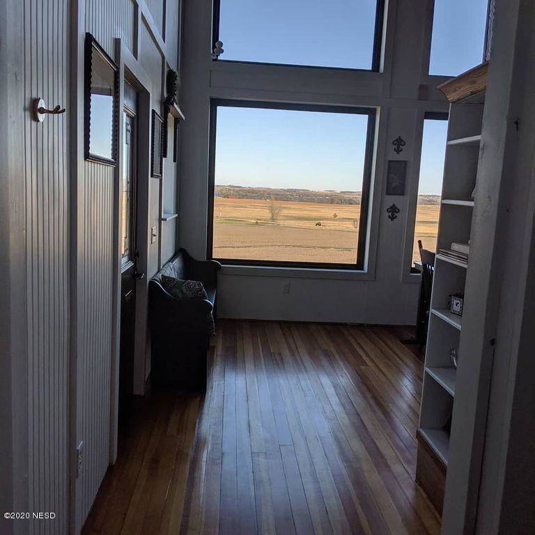 Custom built home on bluffs overlooking BIg Stone Lake with... Big Stone City, Roberts County