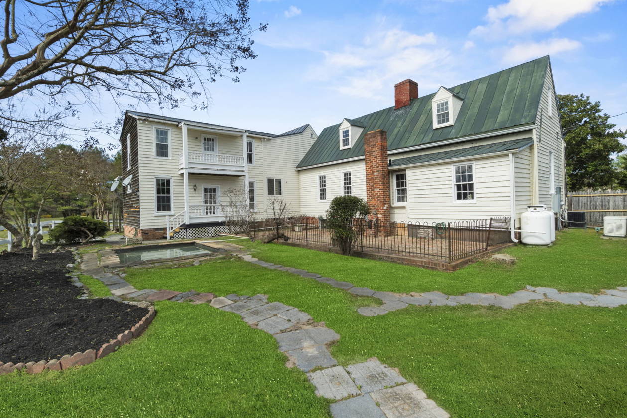 Pre-revoutionary home on a 10-acre horse farm! - photo 23