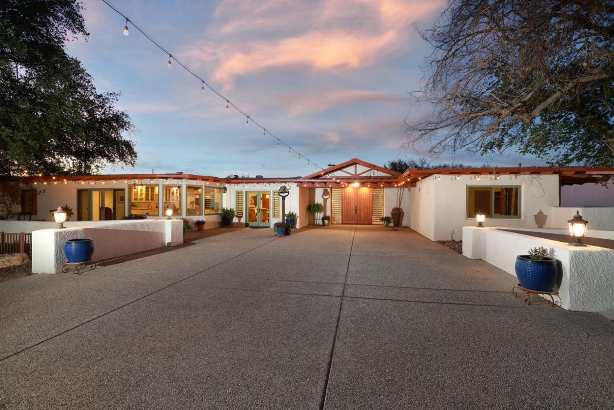 Elegant Custom Home with Grass Pastures - photo 10