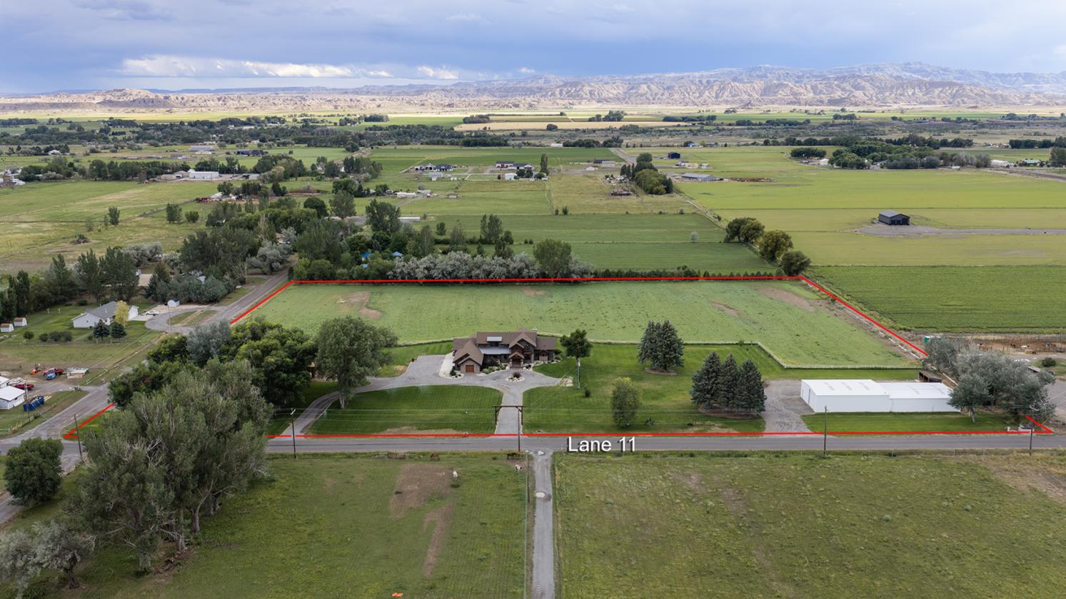 A Grand Wyoming Equestrian Estate Near Yellowstone - photo 2