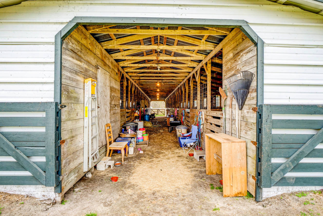 Over 25 ACRE Horse Farm in Eastern NC! Two 11Stall... Richlands