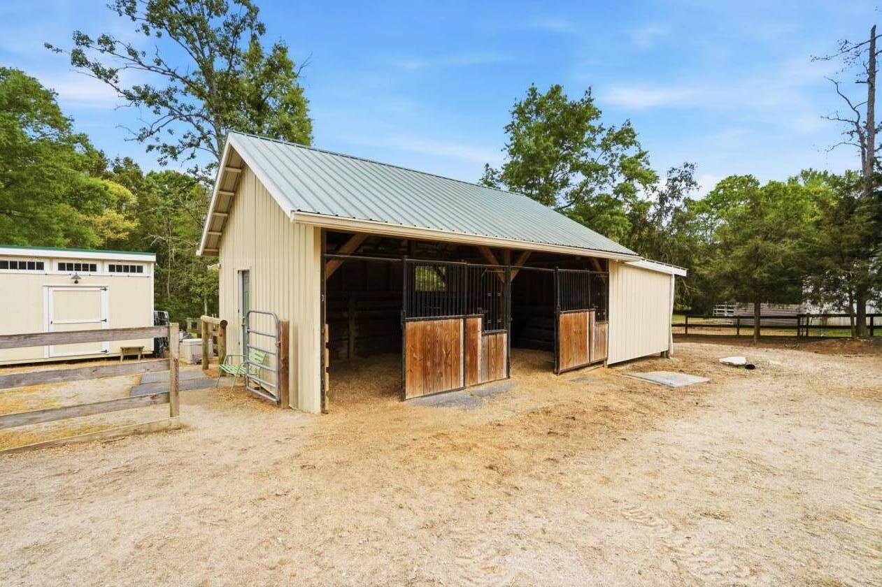 Picturesque equestrian farm - photo 7